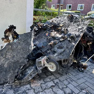 Einer der in Brand gelegten Müllcontainer.
