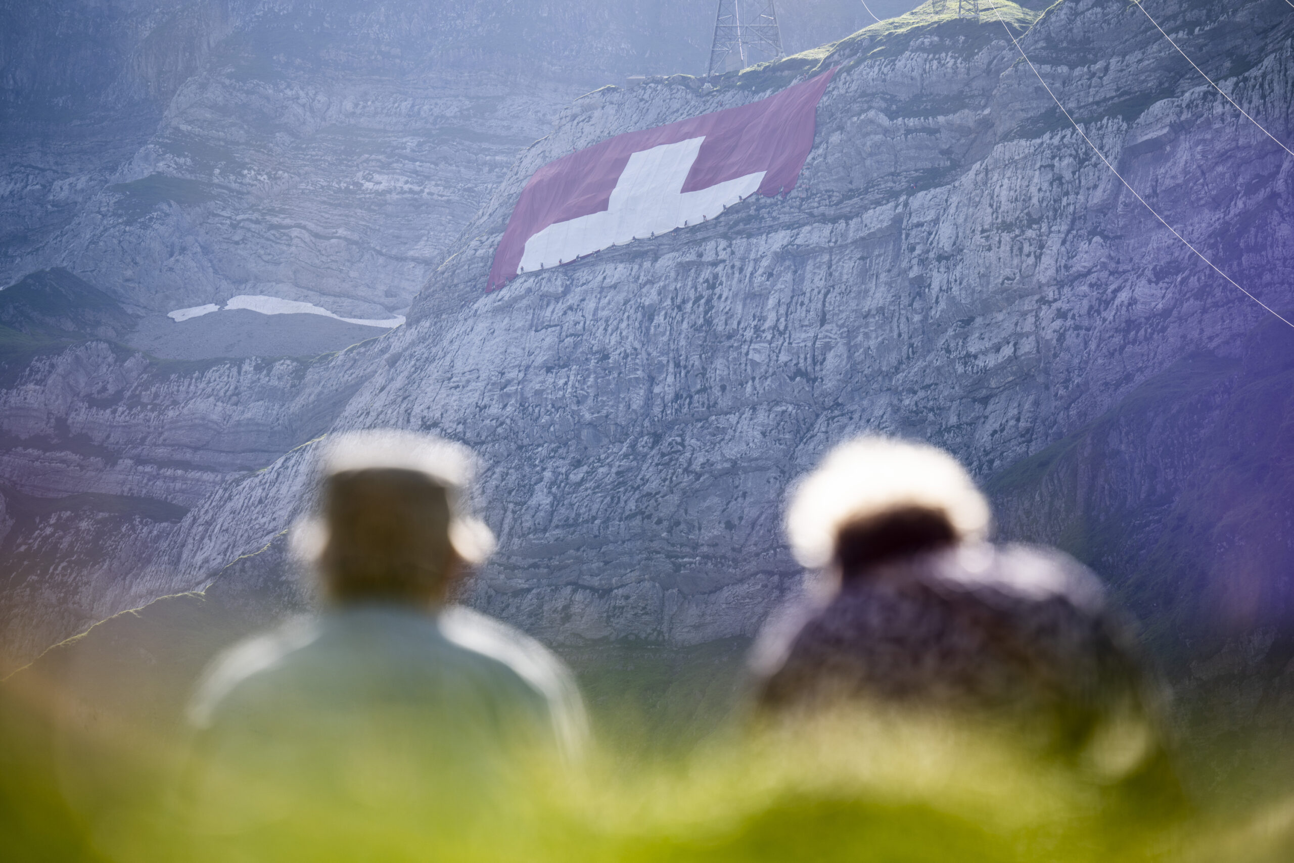 Die Schweizer Nationalflagge am Berg Säntis