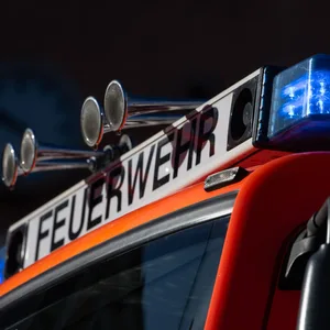 Ein Feuerwehrauto im Einsatz (Symbolbild)