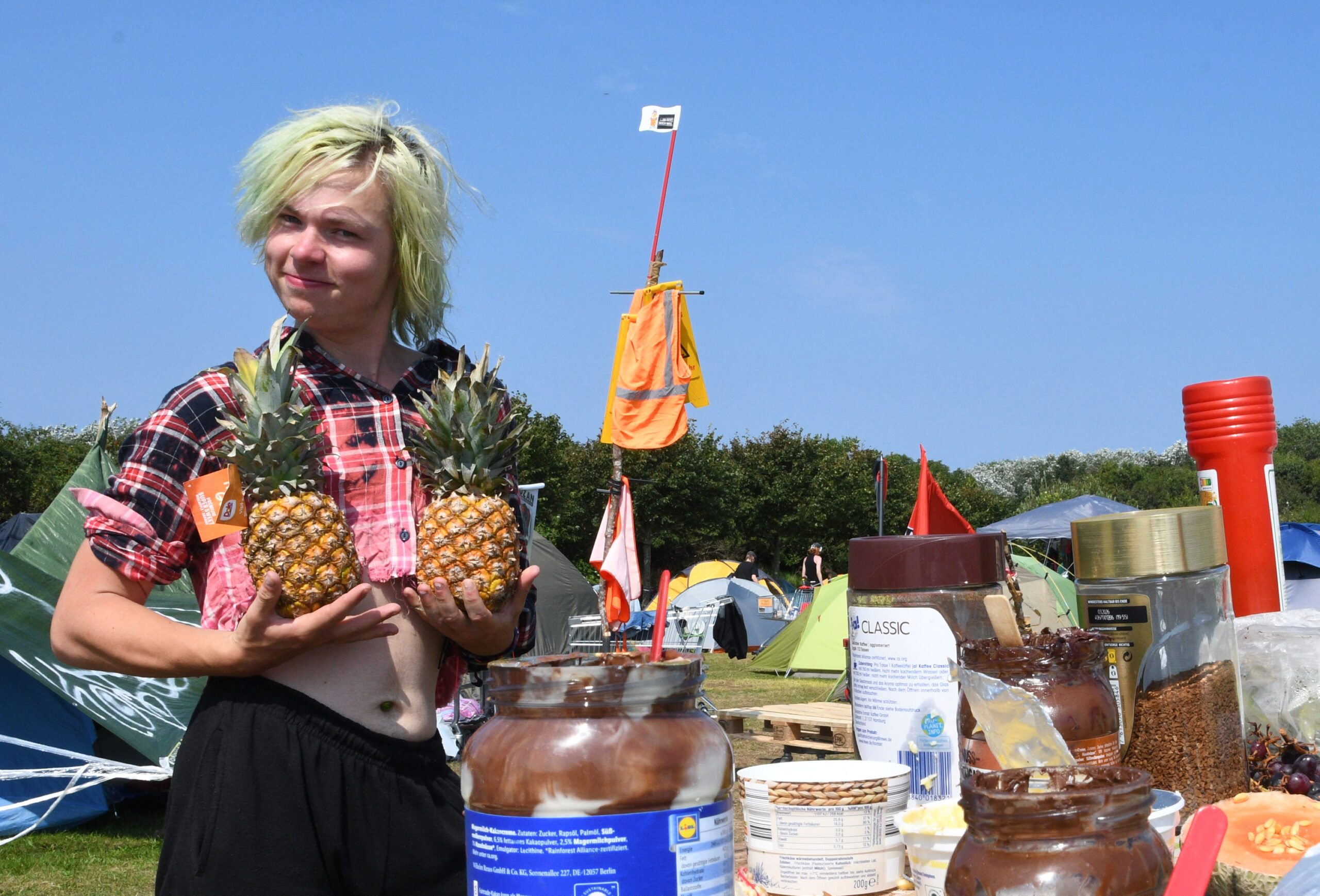 Jonas Hötger (24), Protestcamp-Mitorganisator aus Frankfurt, steht in der «Küche» im Punk-Protestcamp auf der Festwiese.