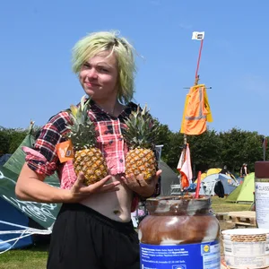 Jonas Hötger (24), Protestcamp-Mitorganisator aus Frankfurt, steht in der «Küche» im Punk-Protestcamp auf der Festwiese.