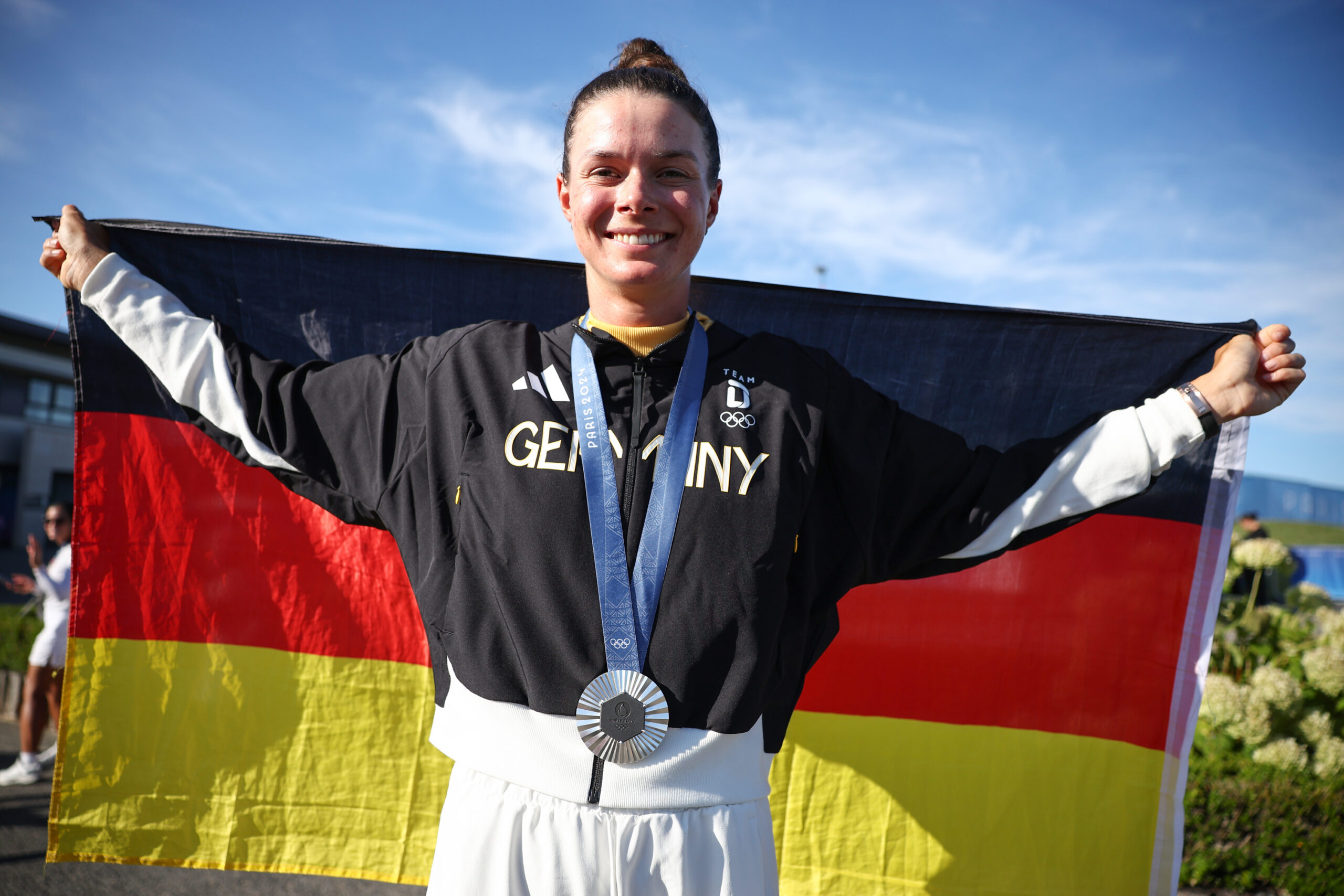 Esther Henseleit mit Silbermedaille und Deutschland-Fahne