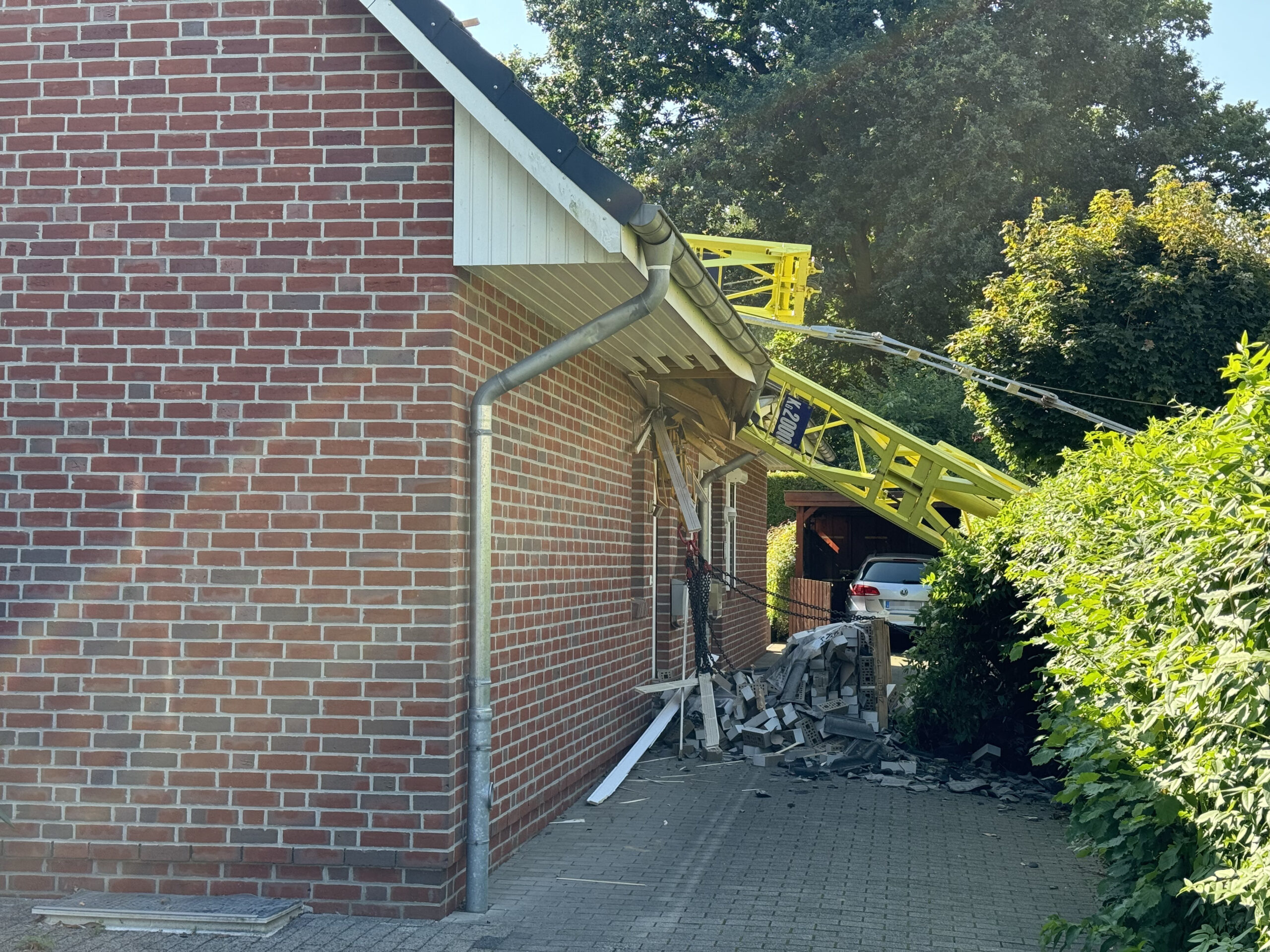 Auf einer Baustelle in Farmsen-Berne ist ein Baukran umgekippt und auf ein Doppelhaus gestürzt.