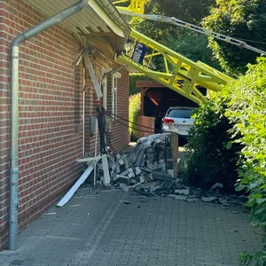 Auf einer Baustelle in Farmsen-Berne ist ein Baukran umgekippt und auf ein Doppelhaus gestürzt.