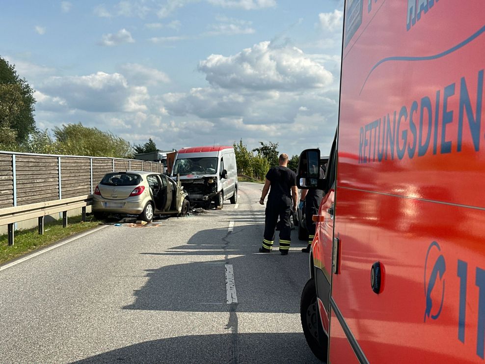 Der Opel geriet aus noch unbekannten Gründen in den Gegenverkehr und kollidierte frontal mit einem entgegenkommenden Kleinlaster.