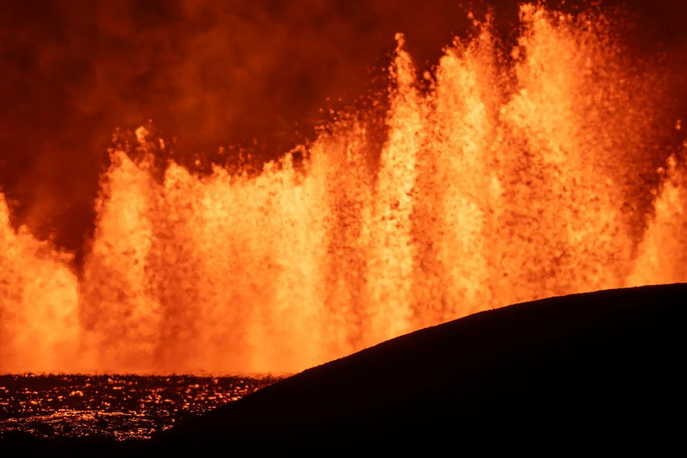 Lavafontänen schießen aus der neuen Eruptionsspalte am Vulkansystem Svartsengi auf Island.