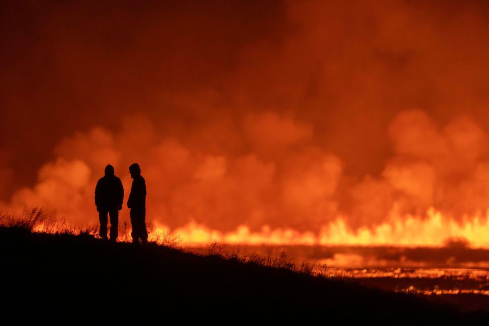 Adrenalin-Tourismus: Schaulustige werfen einen Blick auf die Lavamassen des Vulkansystems Svartsengi.