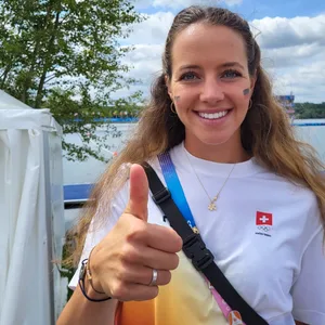 Sofia Meakin hebt den Daumen