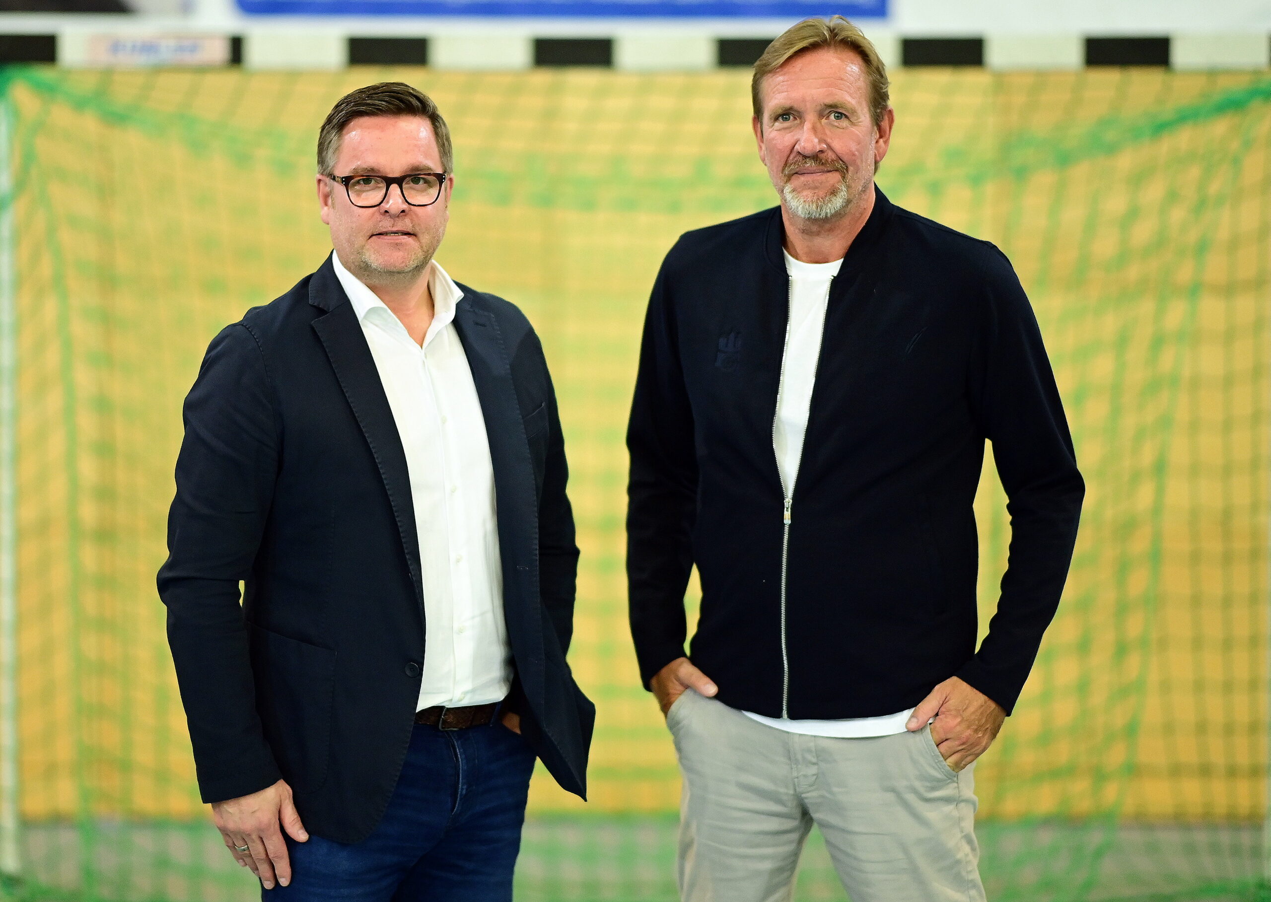 Marc Evermann und Martin Schwalb vor einem Handball-Tor