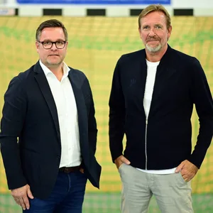 Marc Evermann und Martin Schwalb vor einem Handball-Tor