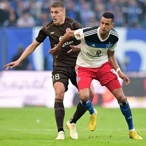 St. Paulis Jakovic Medic 2023 im Derby gegen HSV-Stürmer Robert Glatzel