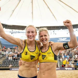 Laura Ludwig und Louisa Lippmann jubeln am Rothenbaum