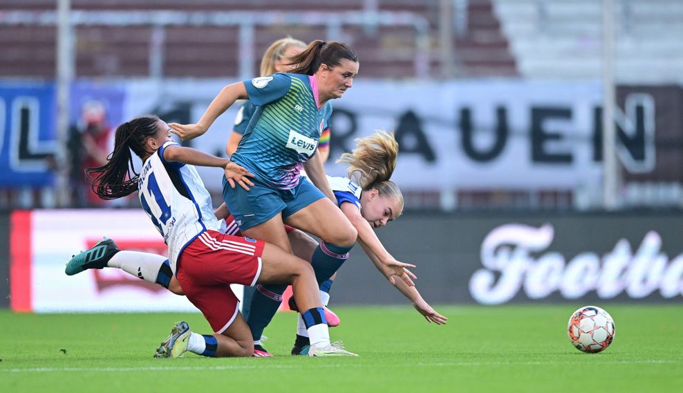 St. Paulis Rachael Rinast im Pokal-Derby 2023 gegen die HSV-Frauen