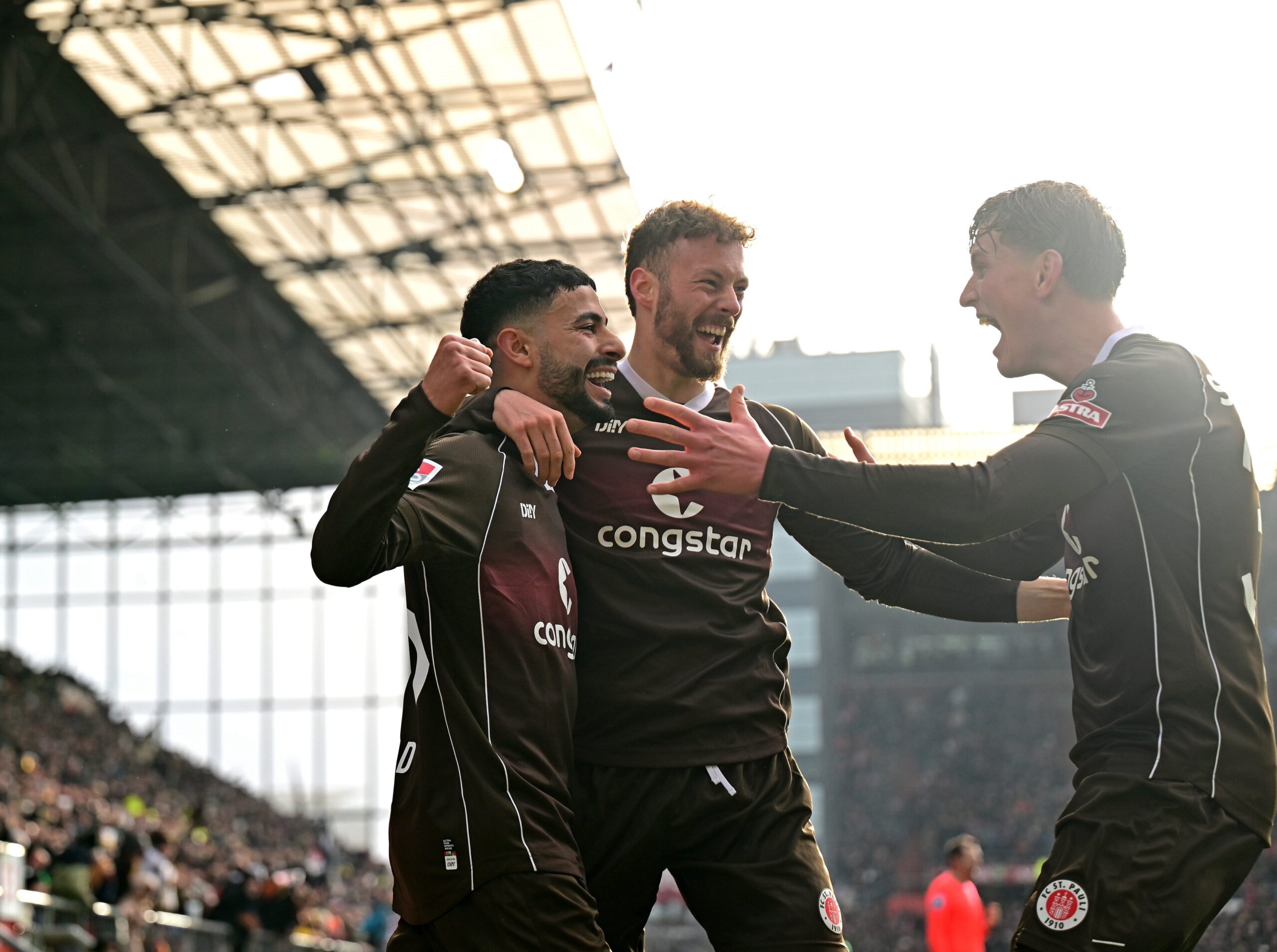 Elias Saad, Carlo Boukhalfa und Aljoscha Kemlein bejubeln ein Tor