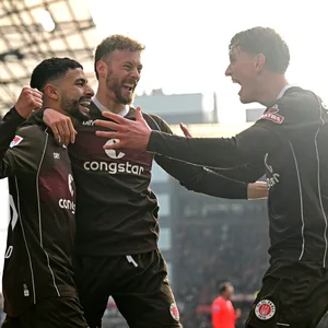 Elias Saad, Carlo Boukhalfa und Aljoscha Kemlein bejubeln ein Tor
