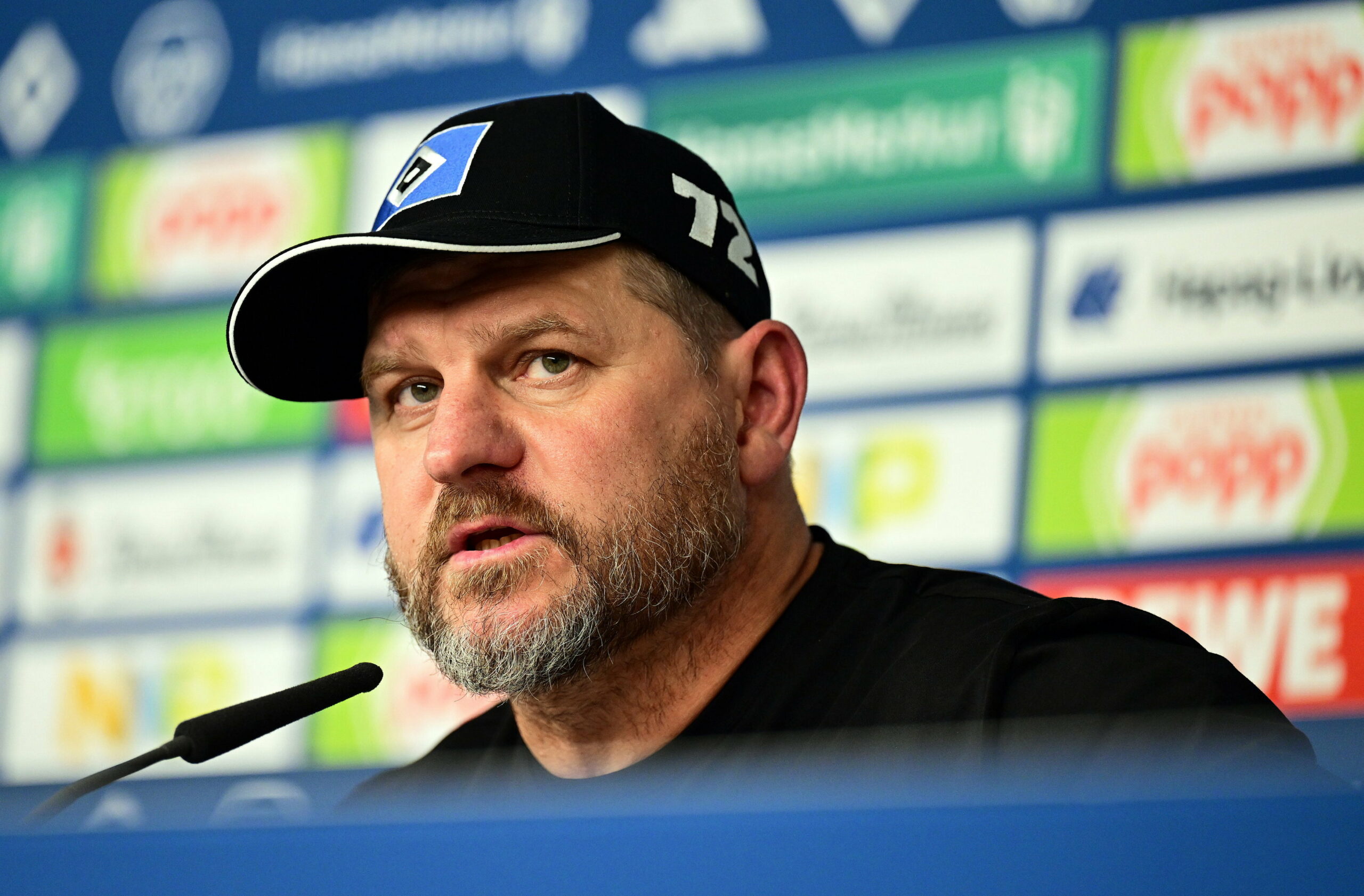 Steffen Baumgart bei der Pressekonferenz des HSV