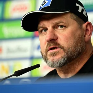 Steffen Baumgart bei der Pressekonferenz des HSV