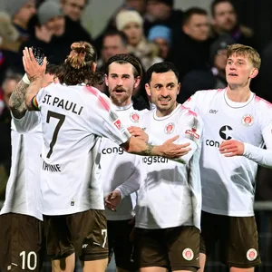 Connorv Metcalfe wird für sein Tor zum 4:1-Zwischenstand in Kiel gefeiert.
