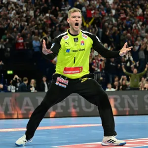 Jogi Bitter jubelt im Trikot der Hamburger Handballer