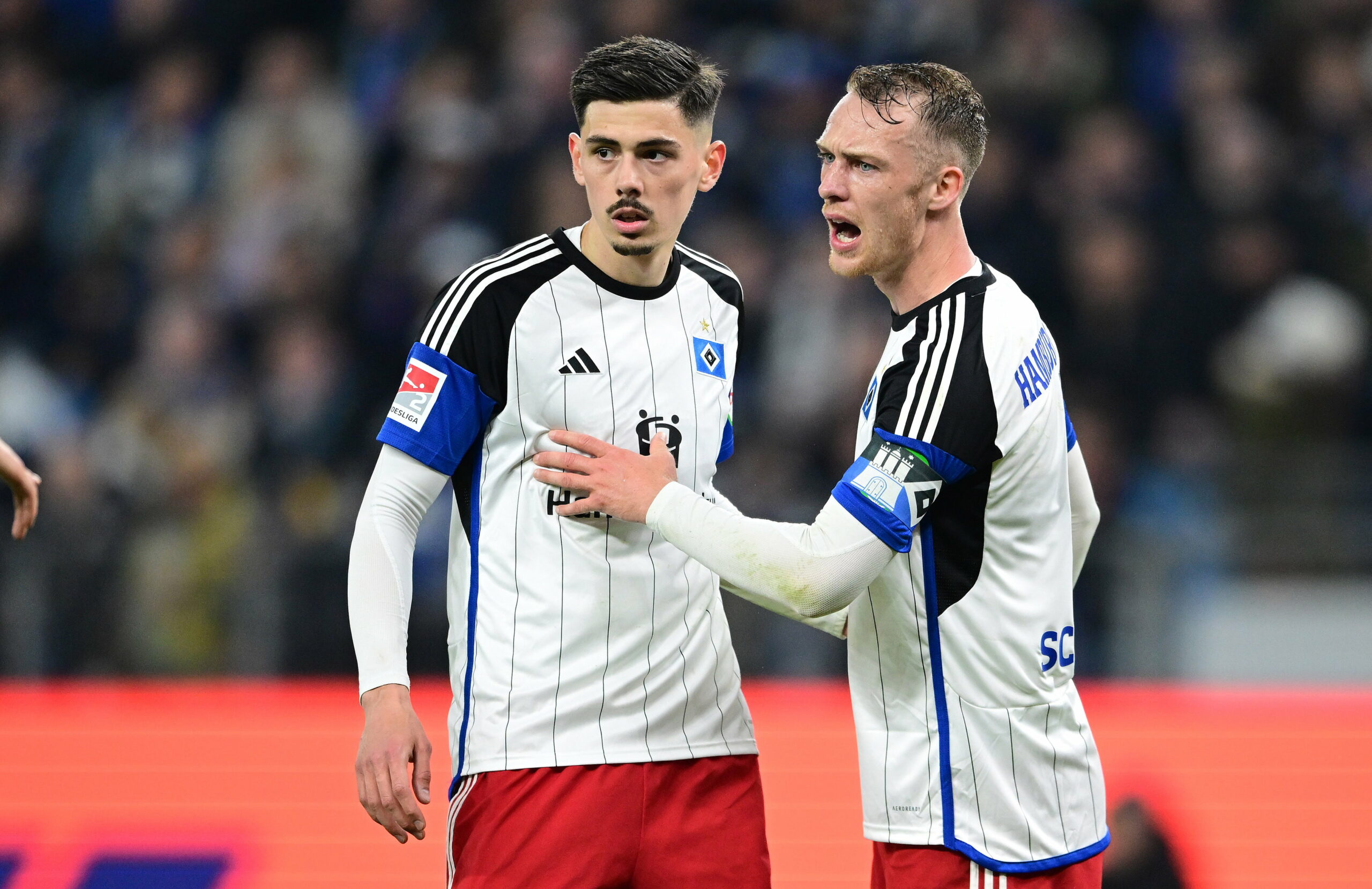 HSV-Verteidiger Dennis Hadzikadunic mit Kapitän Sebastian Schonlau