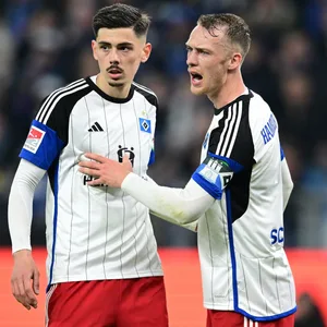 HSV-Verteidiger Dennis Hadzikadunic mit Kapitän Sebastian Schonlau