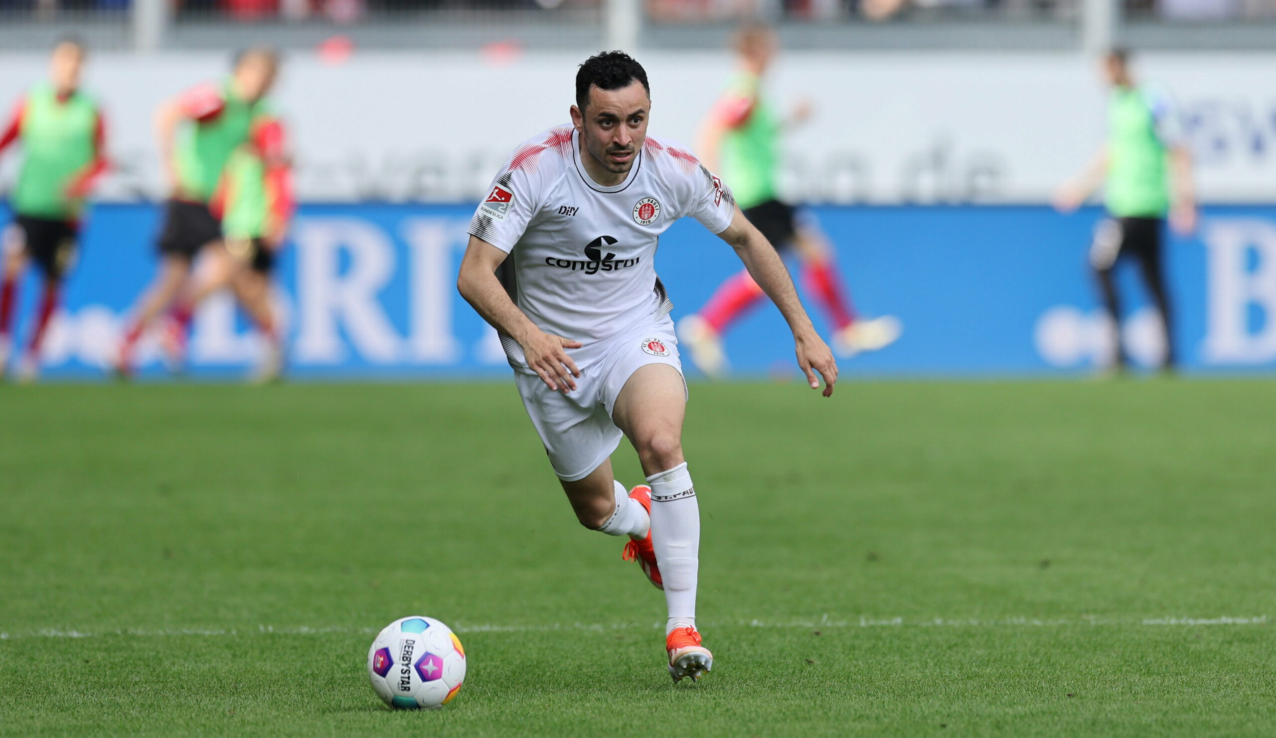 Manolis Saliakas beim St. Pauli-Sieg in Wiesbaden, der den Kiezkickern die Meisterschale einbrachte.