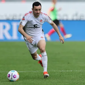 Manolis Saliakas beim St. Pauli-Sieg in Wiesbaden, der den Kiezkickern die Meisterschale einbrachte.