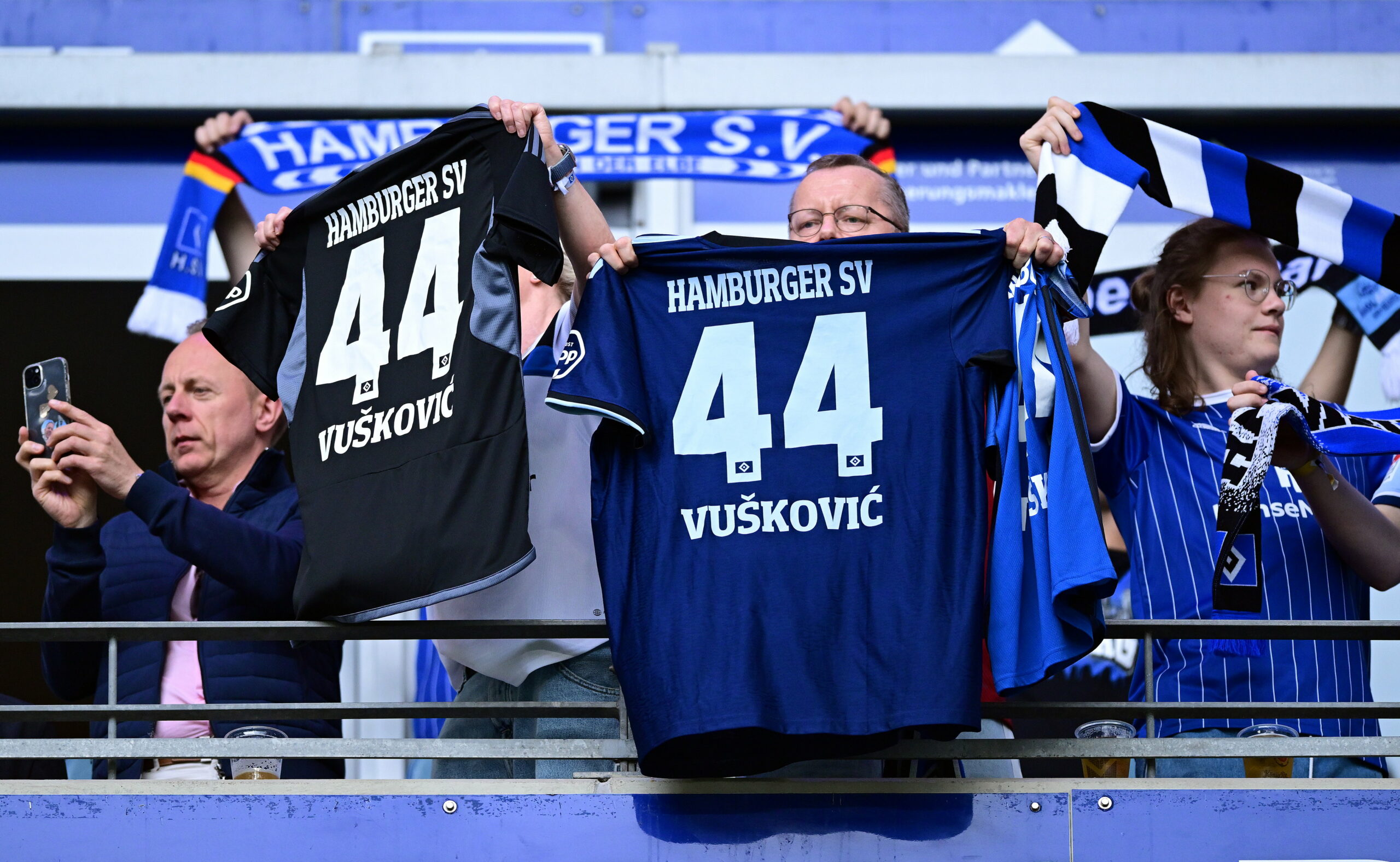 HSV-Fans mit Trikot von Mario Vuskovic