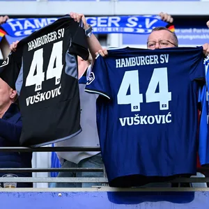 HSV-Fans mit Trikot von Mario Vuskovic