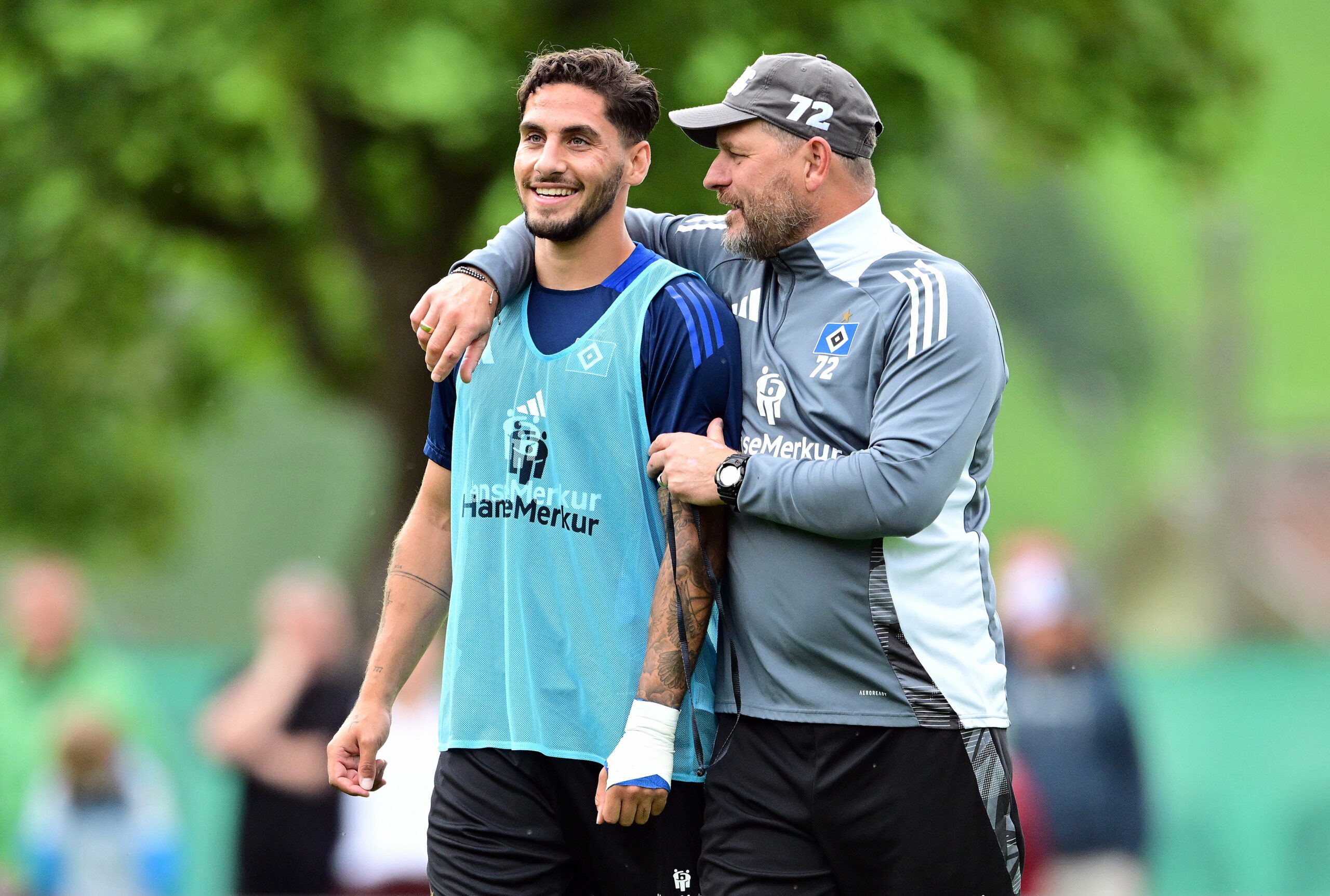 Steffen Baumgart nimmt Ludovit Reis beim HSV-Training in den Arm