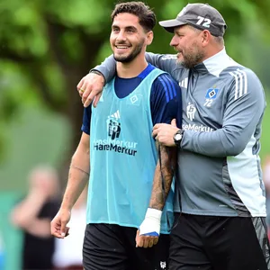 Steffen Baumgart nimmt Ludovit Reis beim HSV-Training in den Arm