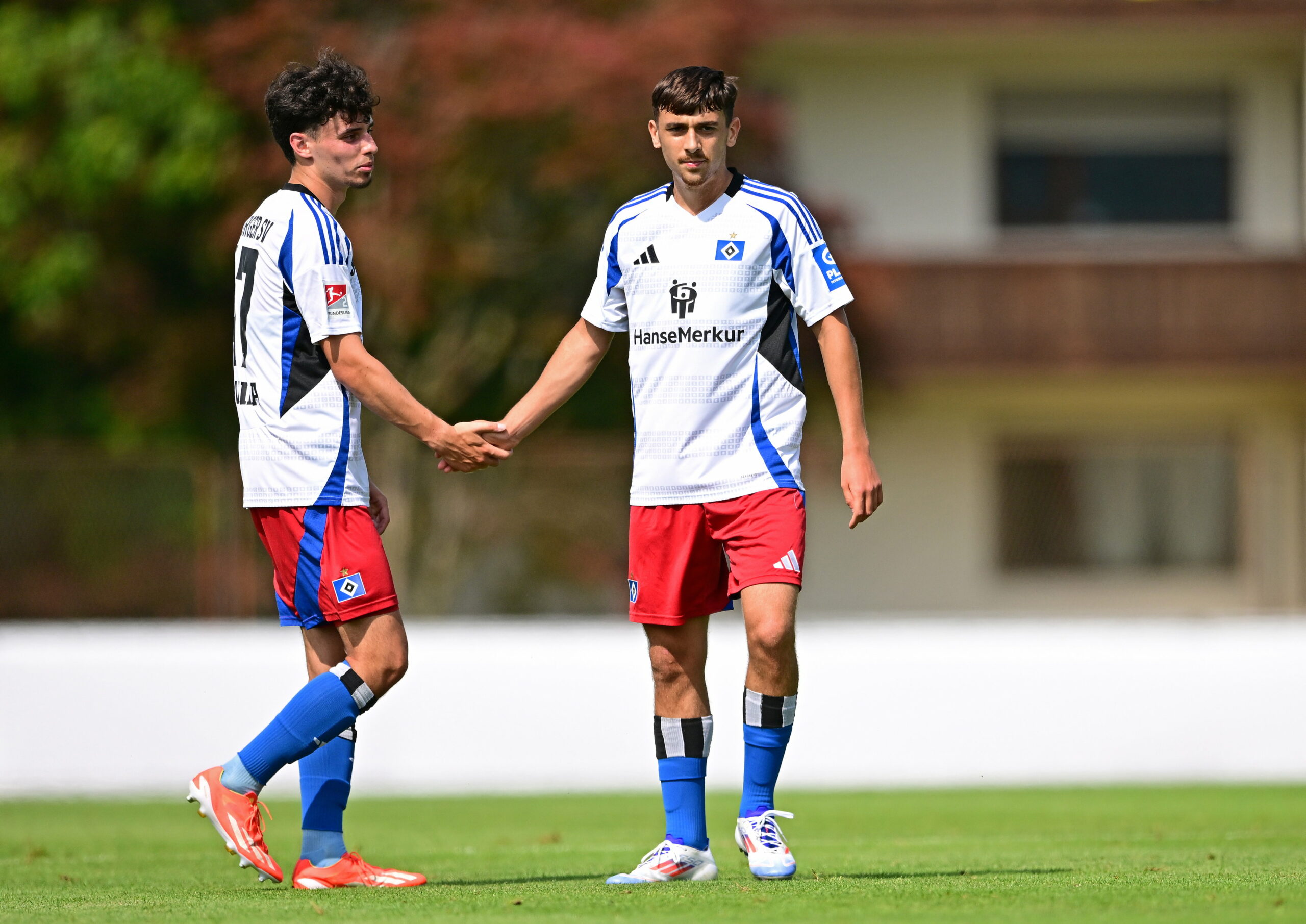 Nicolas Oliveira und Bilal Yalcinkaya klatschen sich im HSV-Test gegen Aris Limassol ab