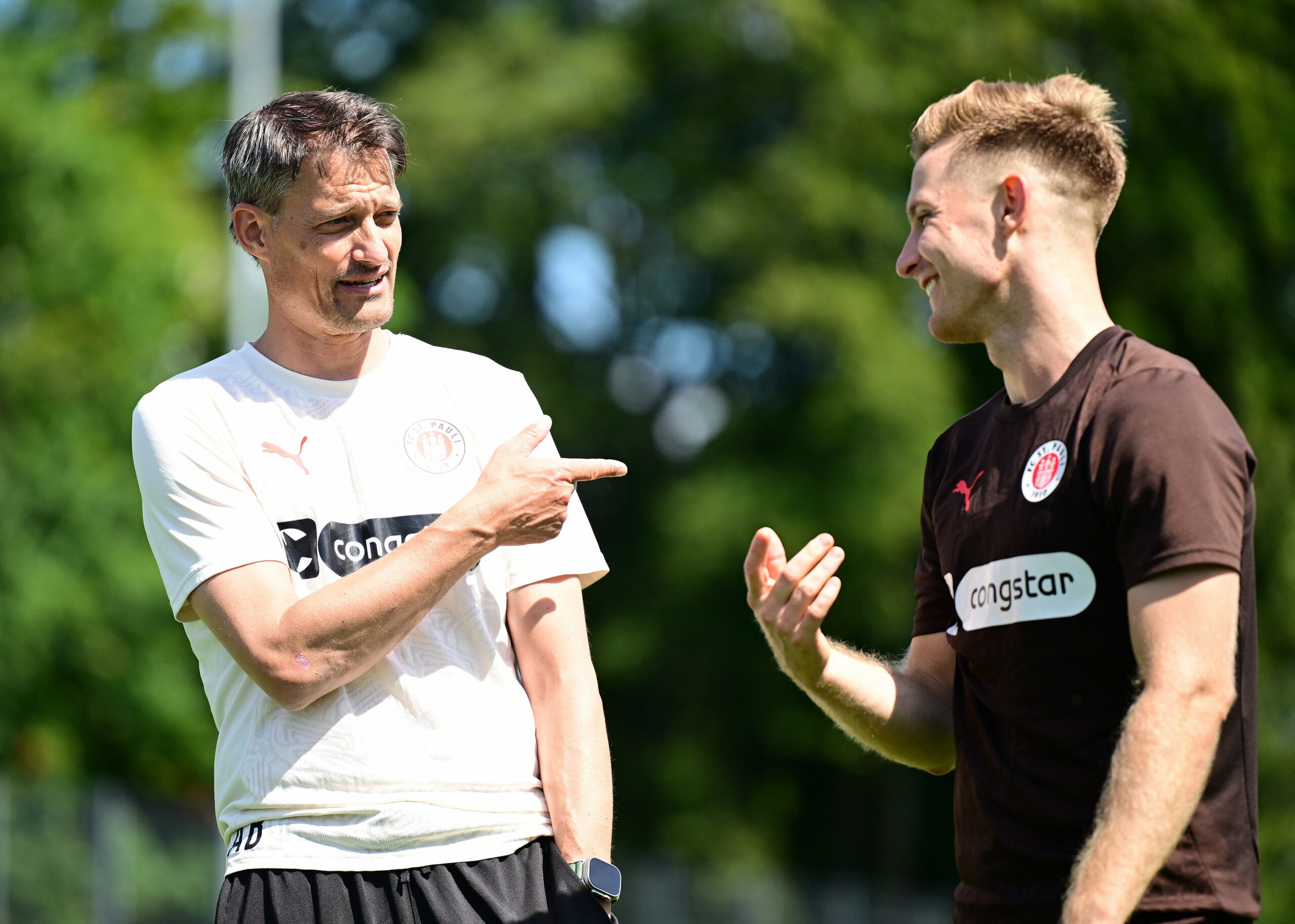 Coach Alexander Blessin und Stürmer Johannes Eggestein beim St. Pauli-Training