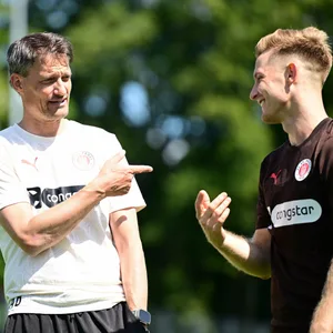 Coach Alexander Blessin und Stürmer Johannes Eggestein beim St. Pauli-Training