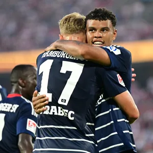 Ransford-Yeboah Königsdörffer jubelt mit Adam Karabec