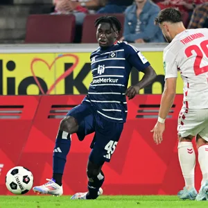 Fabio Baldé geht gegen Jan Thielmann ins Dribbling