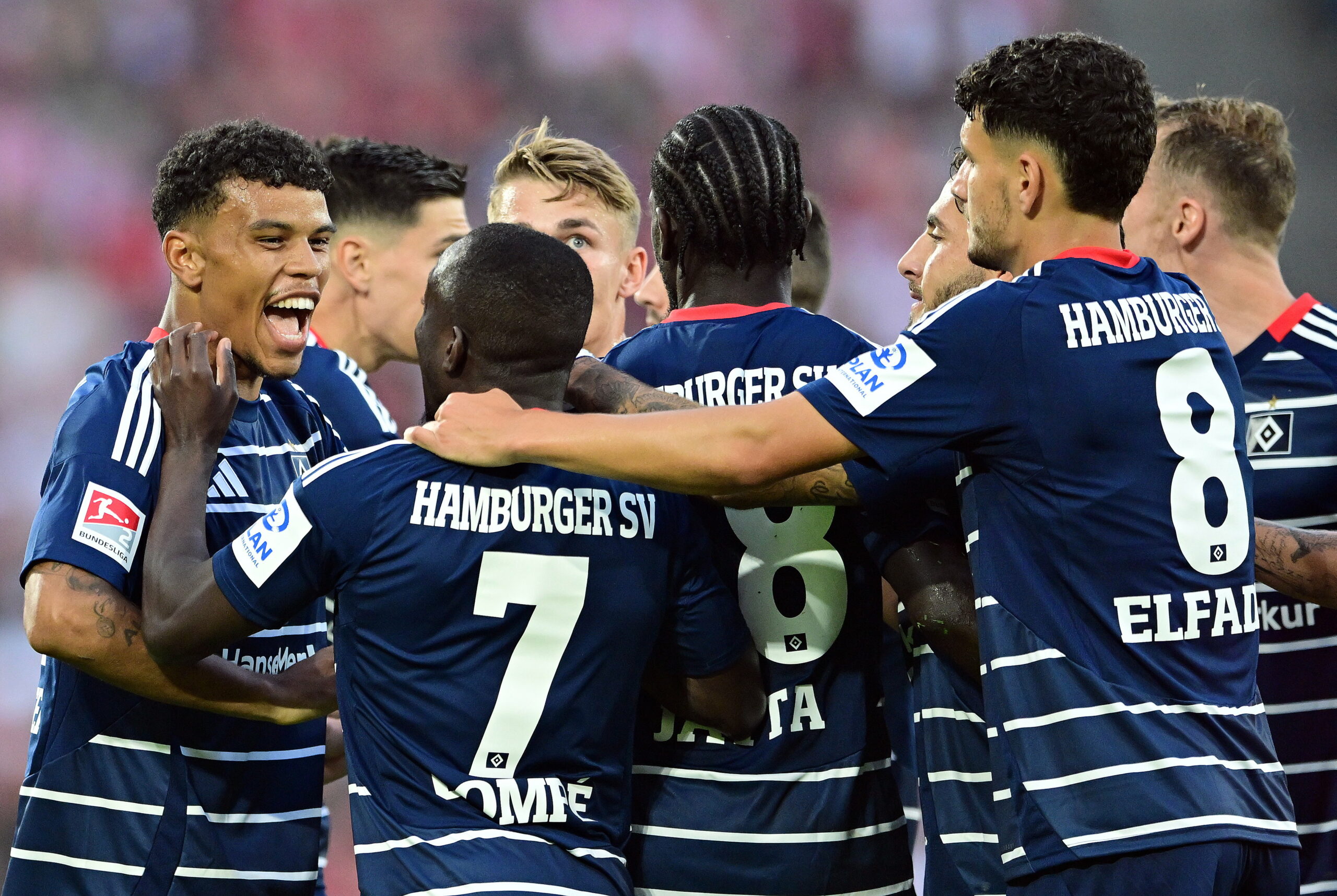 Beim Auftaktsieg in Köln jubelten die HSV-Profis Daniel Elfadli (r.) und Jean-Luc Dompé (2.v.l.) noch mit ihren Kollegen, zuletzt aber fehlten sie dem HSV.