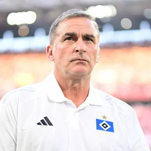 Stefan Kuntz schaut grimmig im Stadion