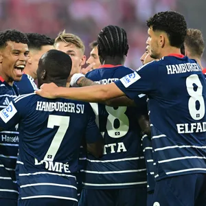 Beim Liga-Start in Köln jubelten Daniel Elfadli, Bakery Jatta und Jean-Luc Dompé (v.r.) noch gemeinsam. Zuletzt fiel das Trio verletzt aus.