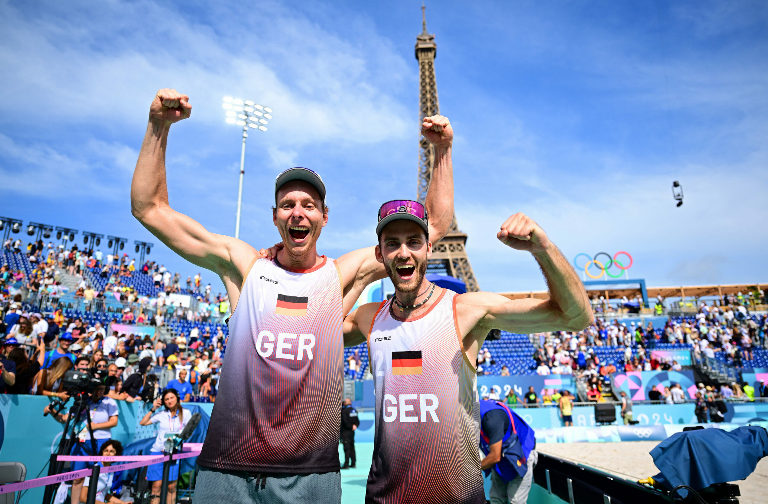 Die Beachvolleyballer Nils Ehlers und Clemens Wickler jubeln nach ihrem Sieg im Achtelfinale