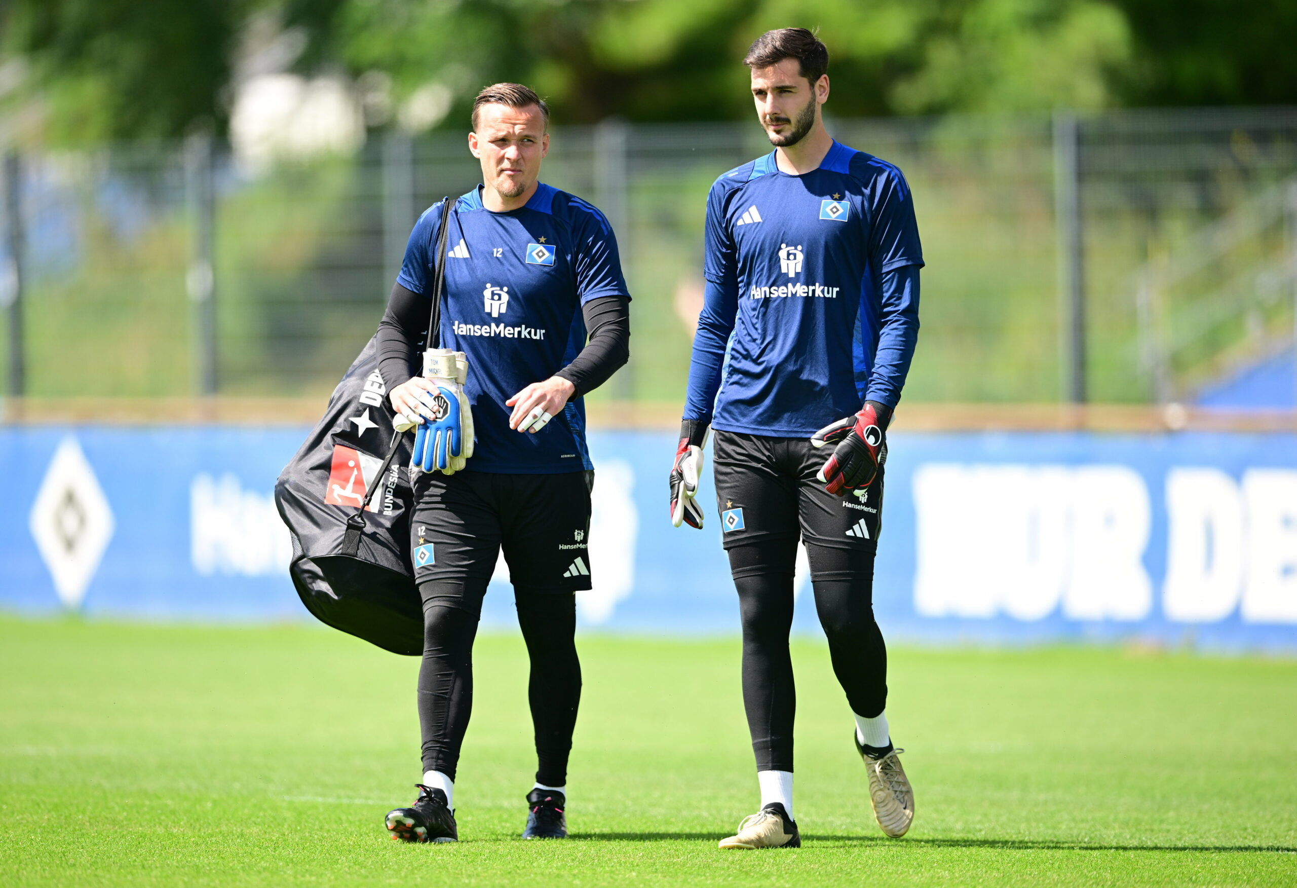 Die HSV-Keeper Tom Mickel (l.) und Marko Johansson schlendern zum Training, während zwei ihrer Kollegen fehlten.