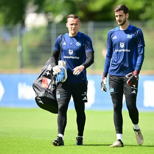 Die HSV-Keeper Tom Mickel (l.) und Marko Johansson schlendern zum Training, während zwei ihrer Kollegen fehlten.