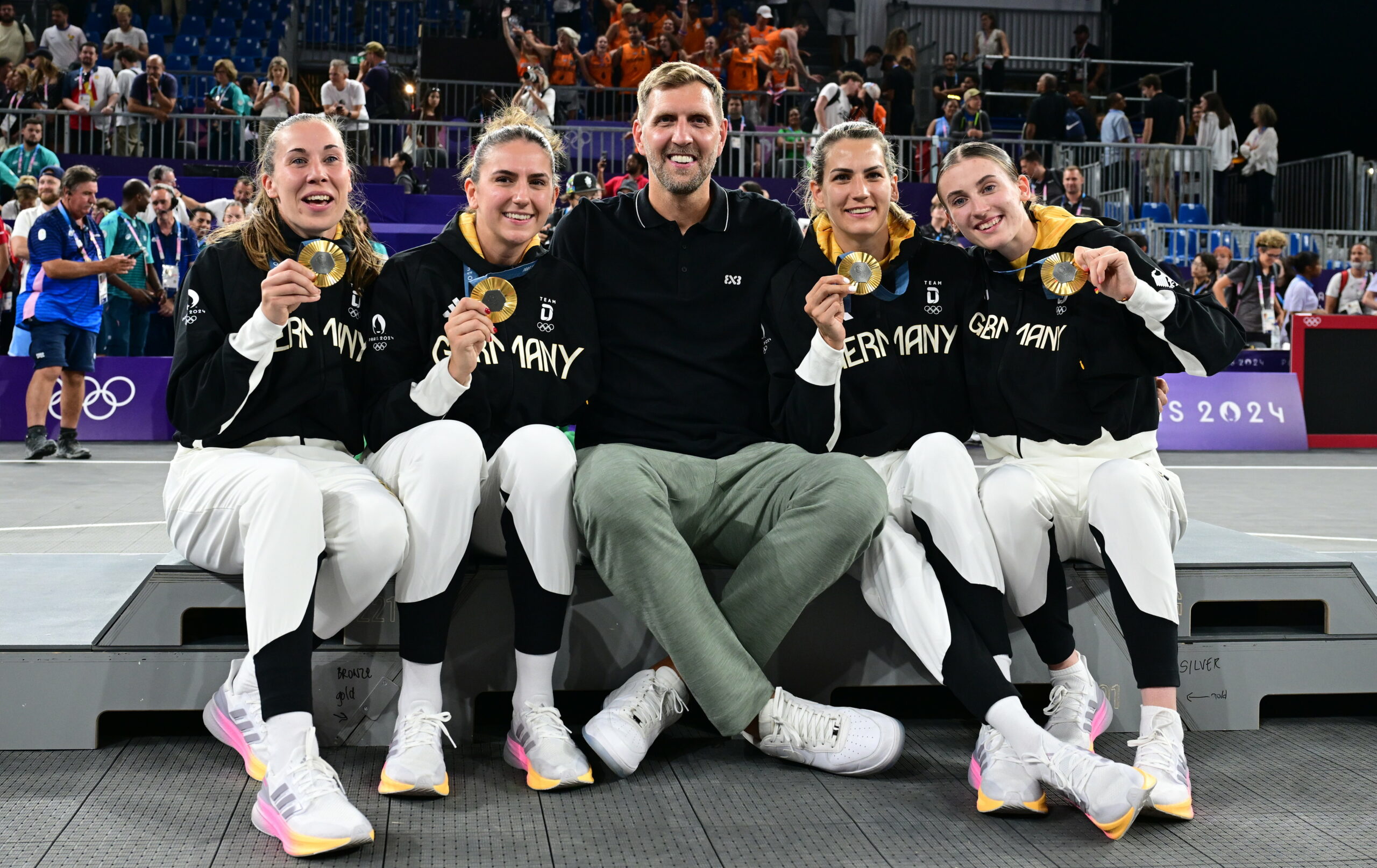 Dirk Nowitzki posiert mit deutschen Olympiasiegerinnen