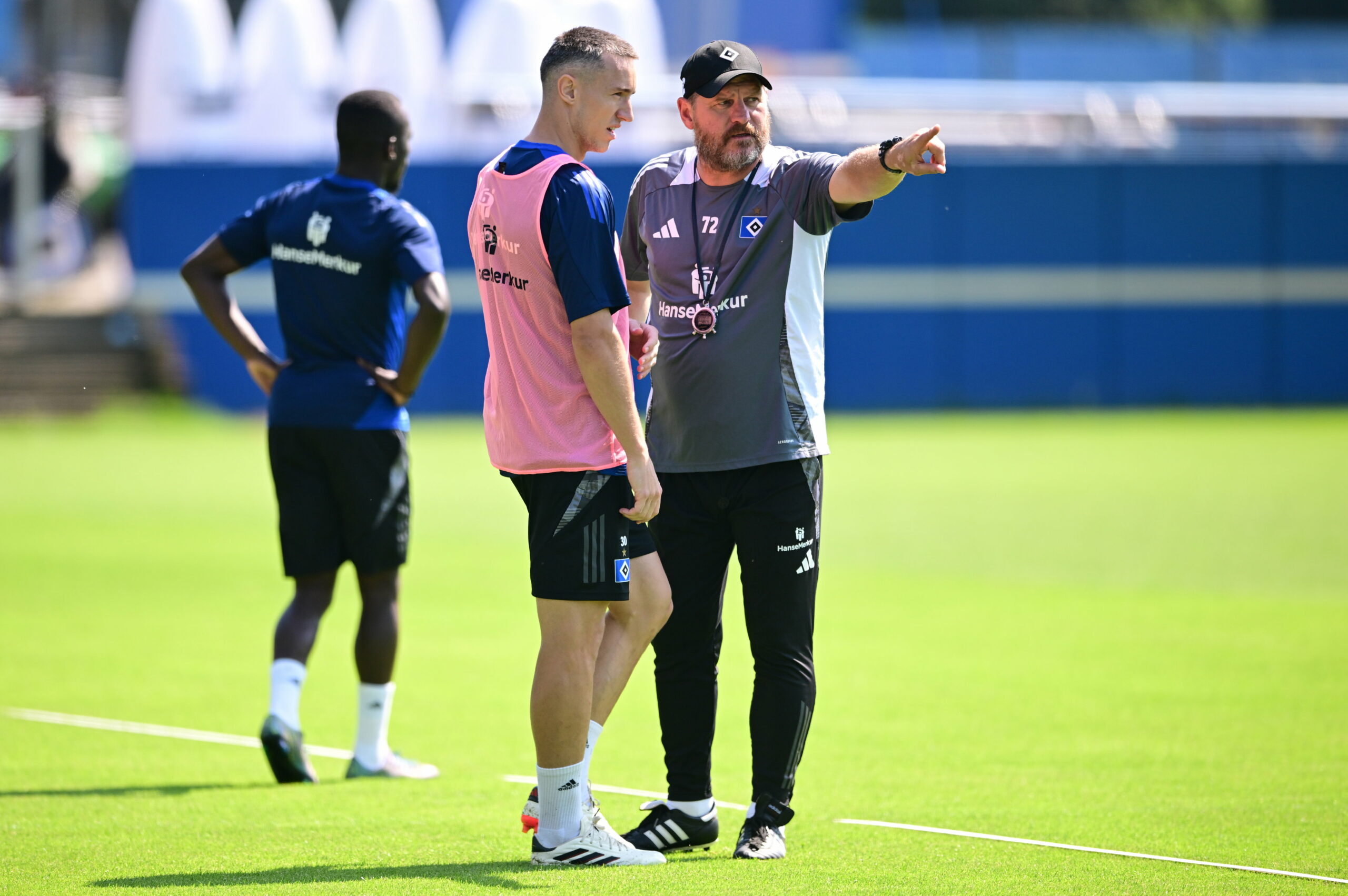 Steffen Baumgart gibt Silvan Hefti im HSV-Training Anweisungen