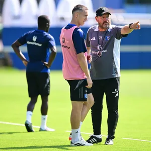 Steffen Baumgart gibt Silvan Hefti im HSV-Training Anweisungen
