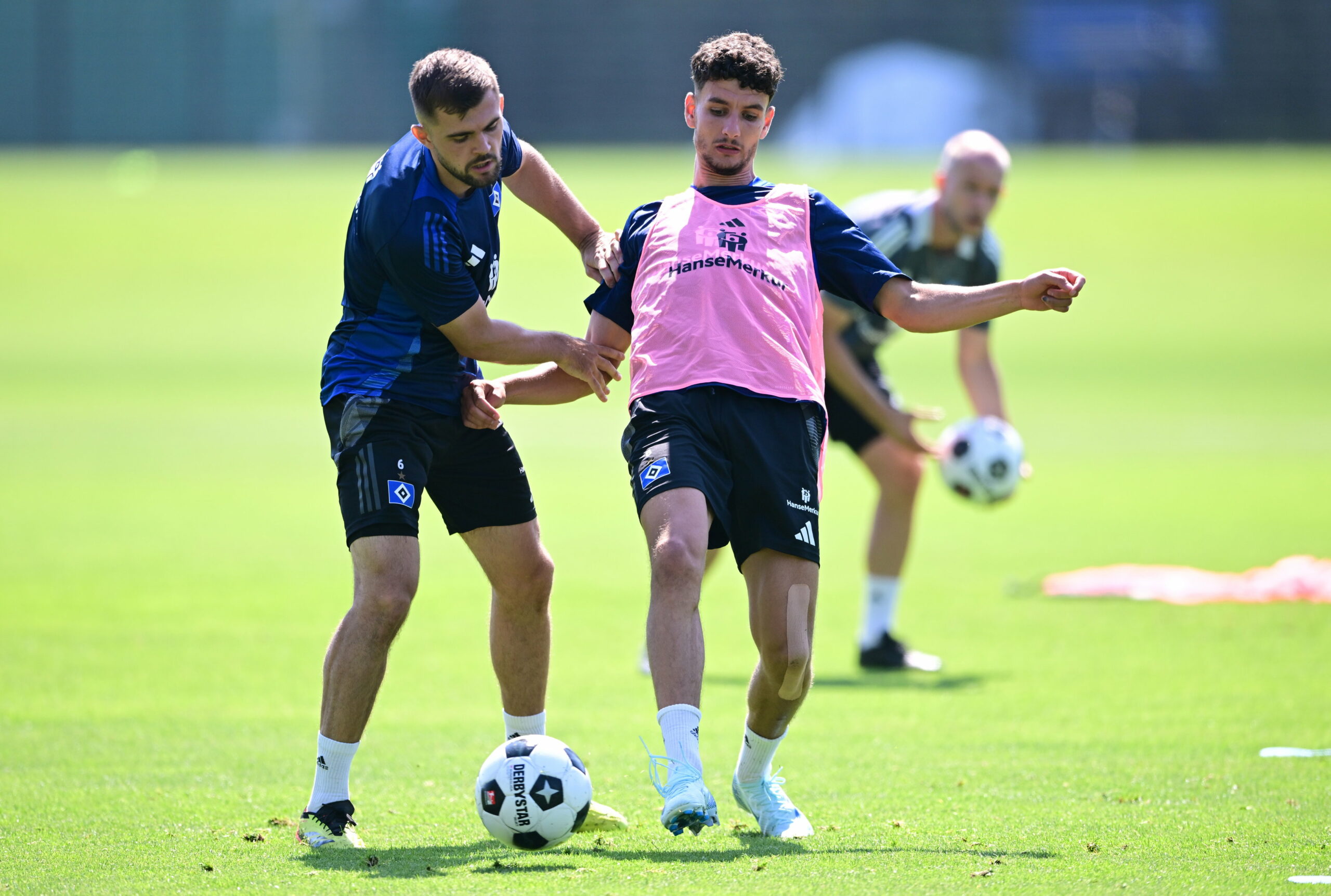 Lukasz Poreba und Daniel Elfadli im HSV-Training im Zweikampf