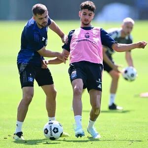 Lukasz Poreba und Daniel Elfadli im HSV-Training im Zweikampf