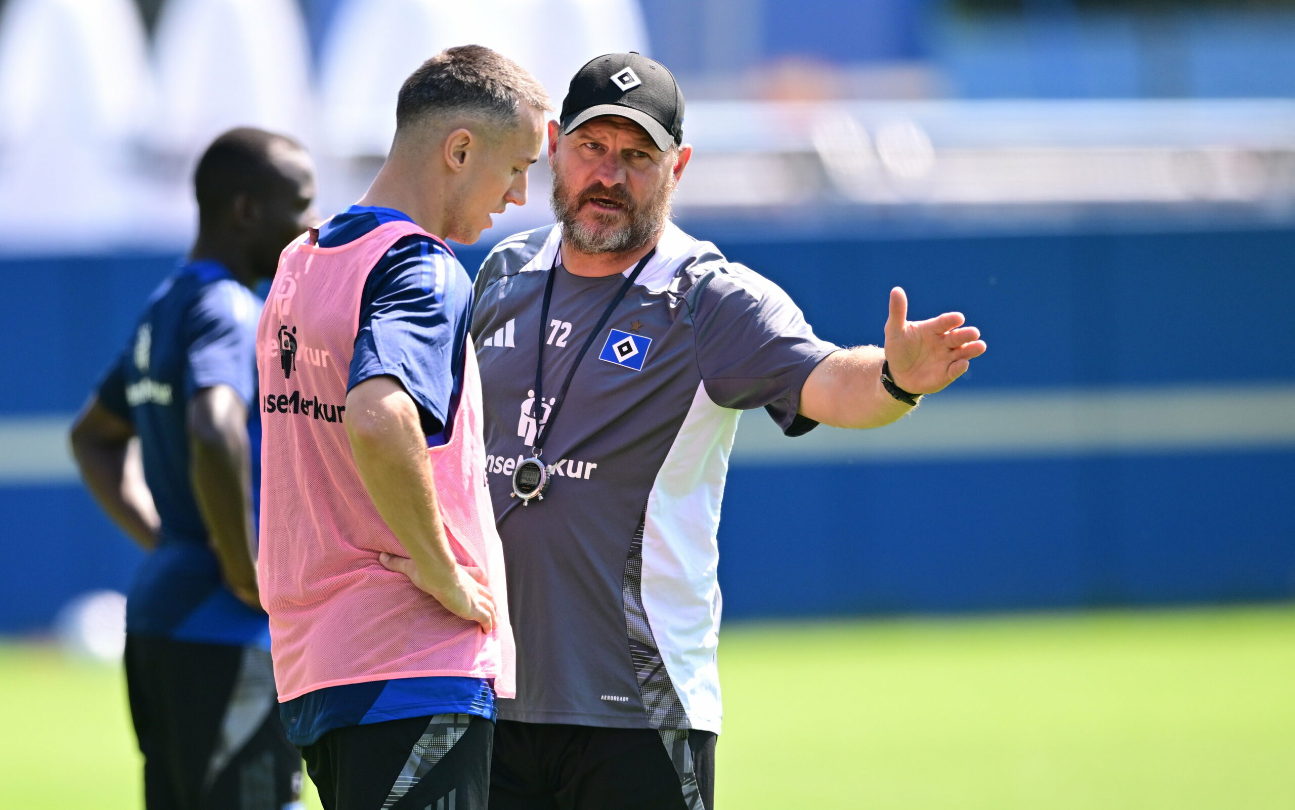 HSV-Trainer Steffen Baumgart erklärt Silvan Hefti (l.), was er von ihm beim HSV erwartet.