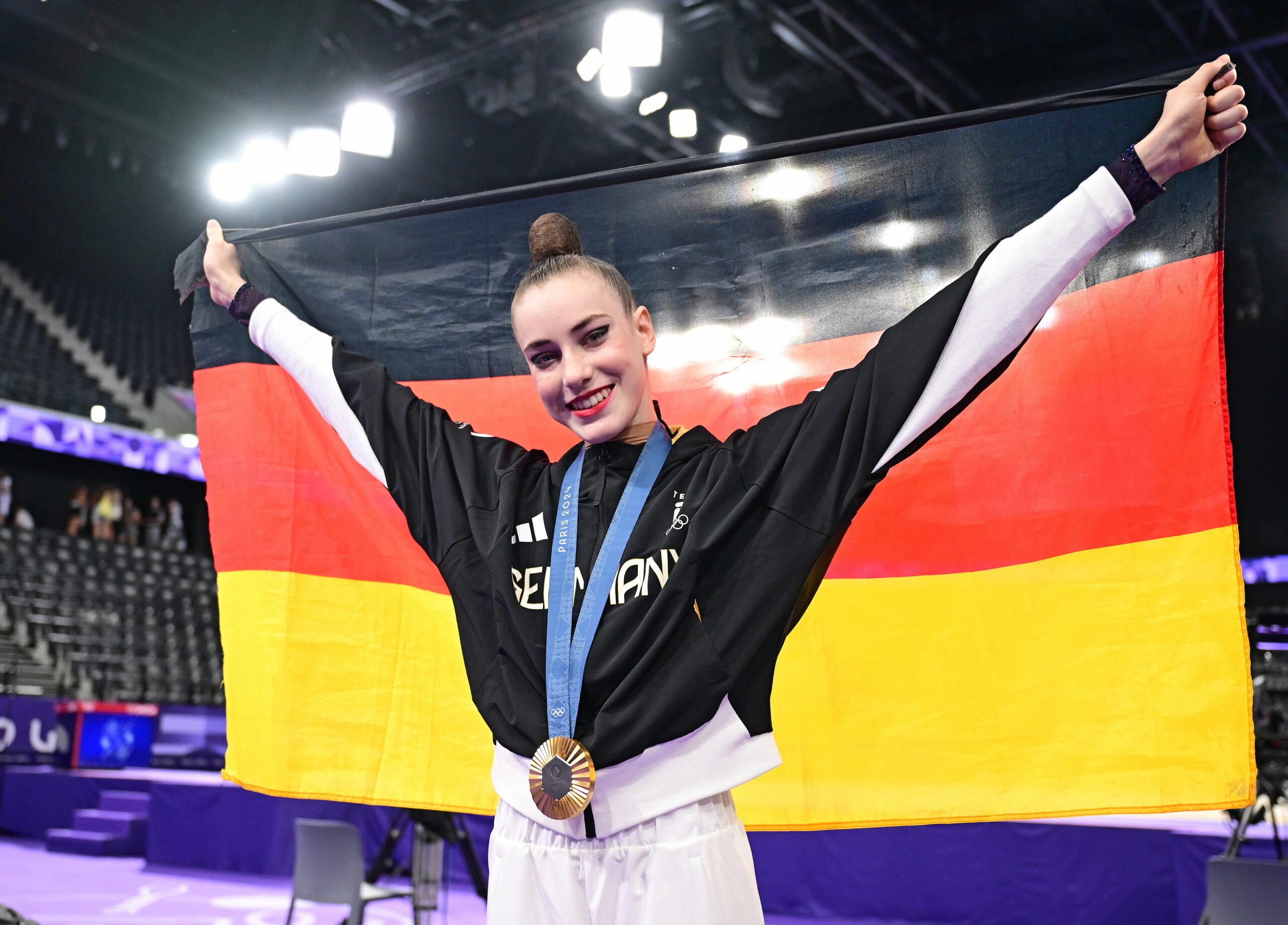 Olympiasiegerin Darja Varfolomeev mit deutscher Flagge und Goldmedaille