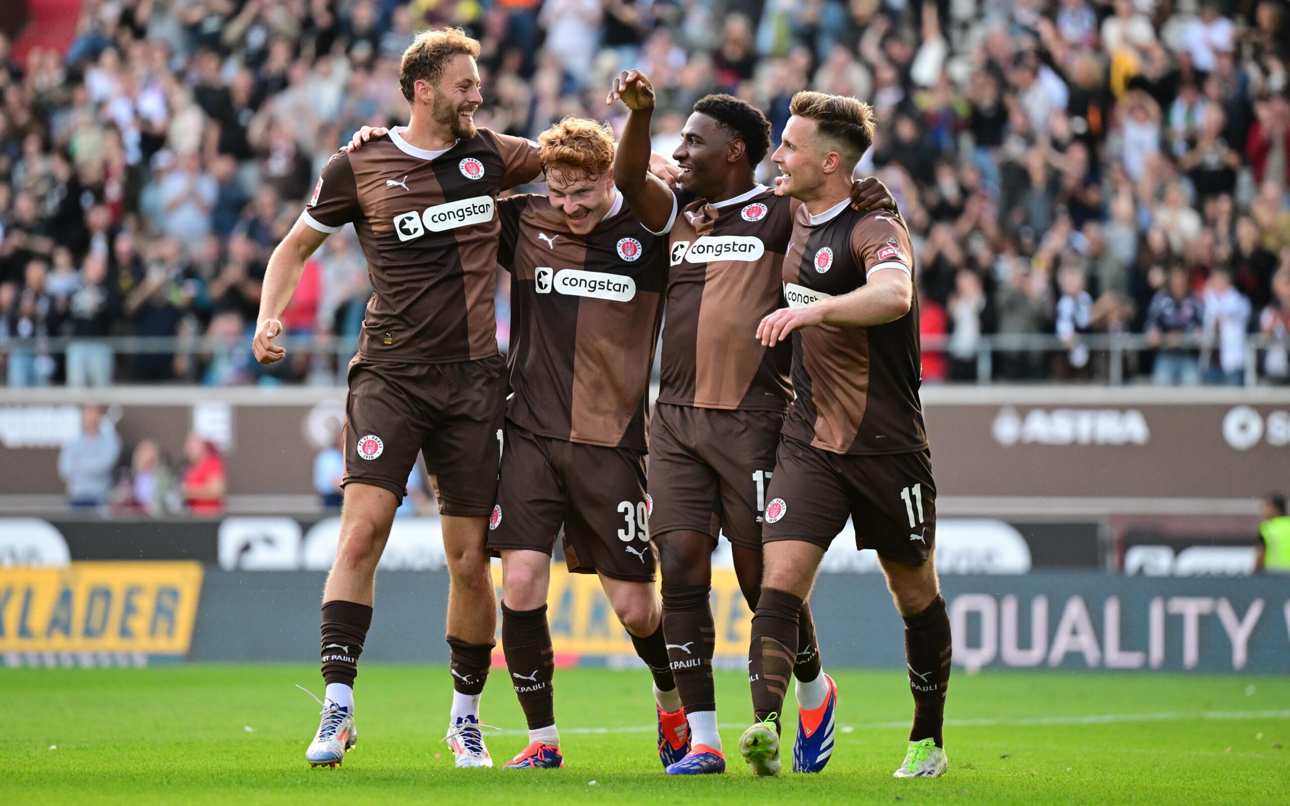 St. Pauli feiert das 2:0 durch Oladapo Afolayan.